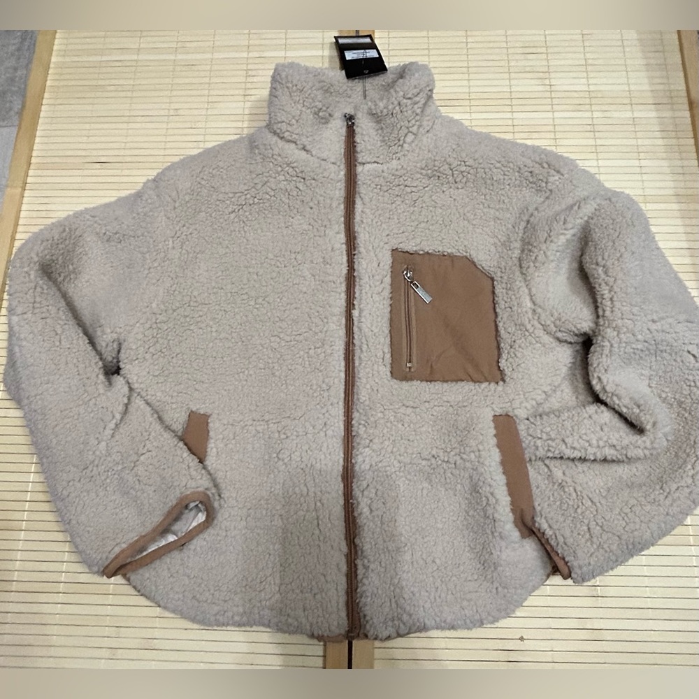 New with tags beige and brown Teddy coat never worn
Size:XS